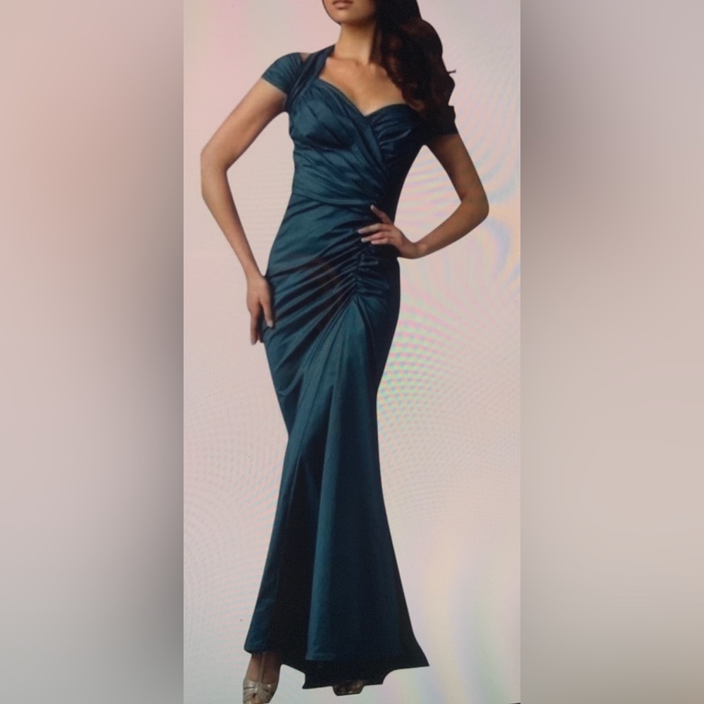 Tadashi Shoji Green Color Shitt Formal Gown
Maxi dress size 14.